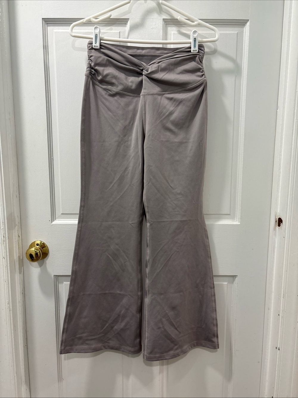 Gilly Hicks Women’s Twist Front High Rise Recharge Flare Leggings Large Short
